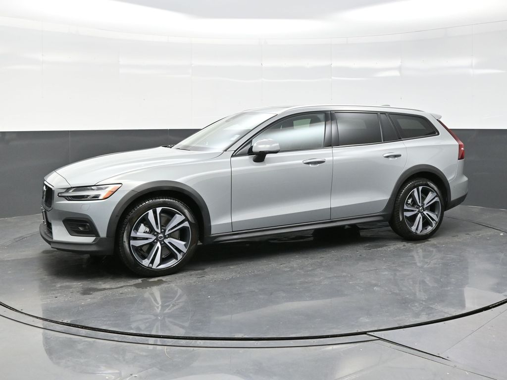 2025 Volvo V60 Cross Country B5 Plus photo 2