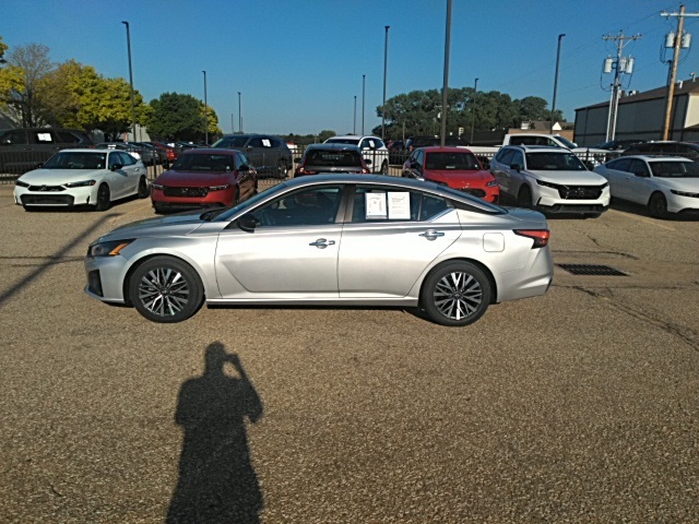 2024 Nissan Altima 2.5 SV photo 2