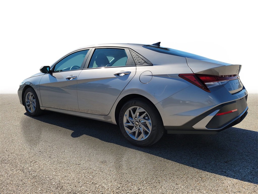 2024 Hyundai Elantra SEL photo 4