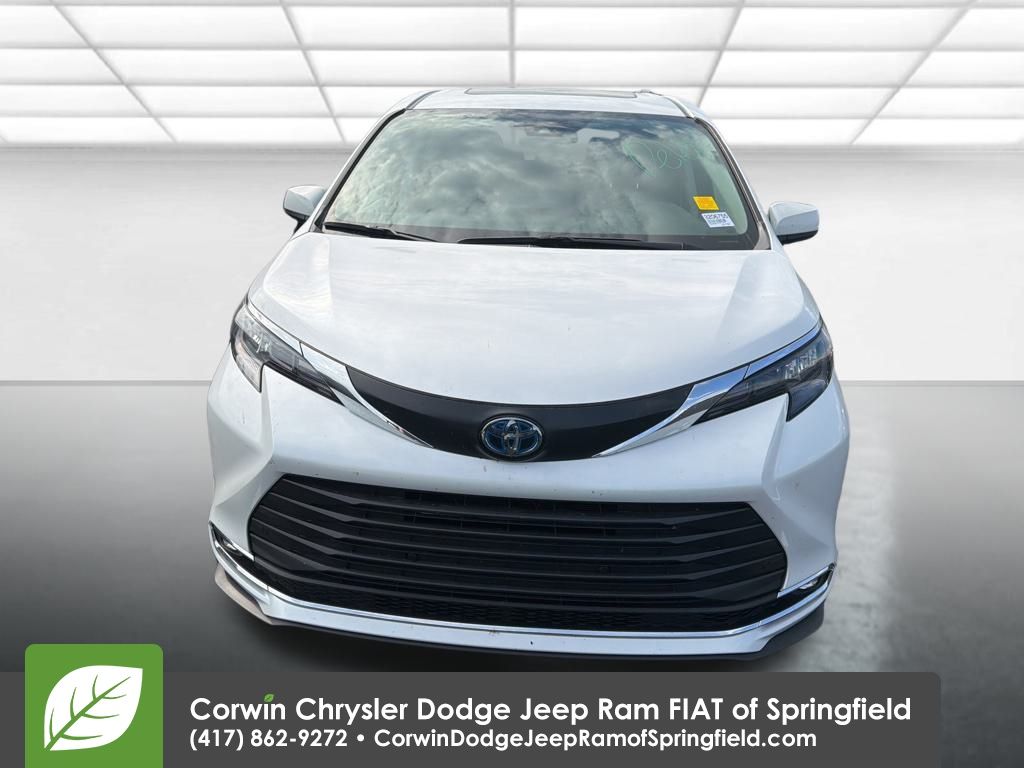 2024 Toyota Sienna XLE photo 3