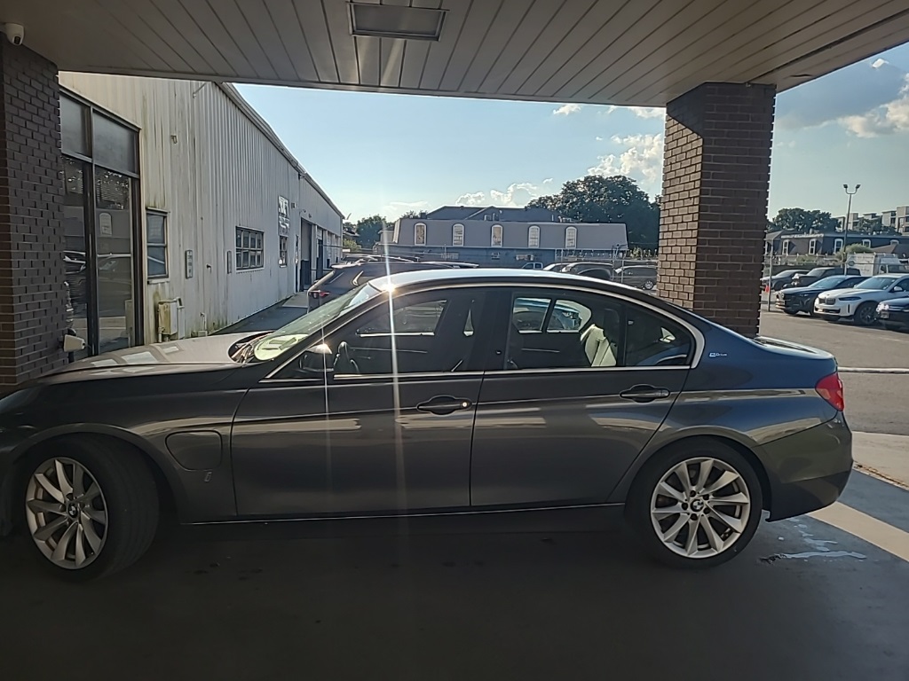 2017 Bmw 330e 3-Series photo 2