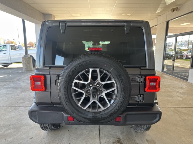 2025 Jeep Wrangler Sahara photo 4