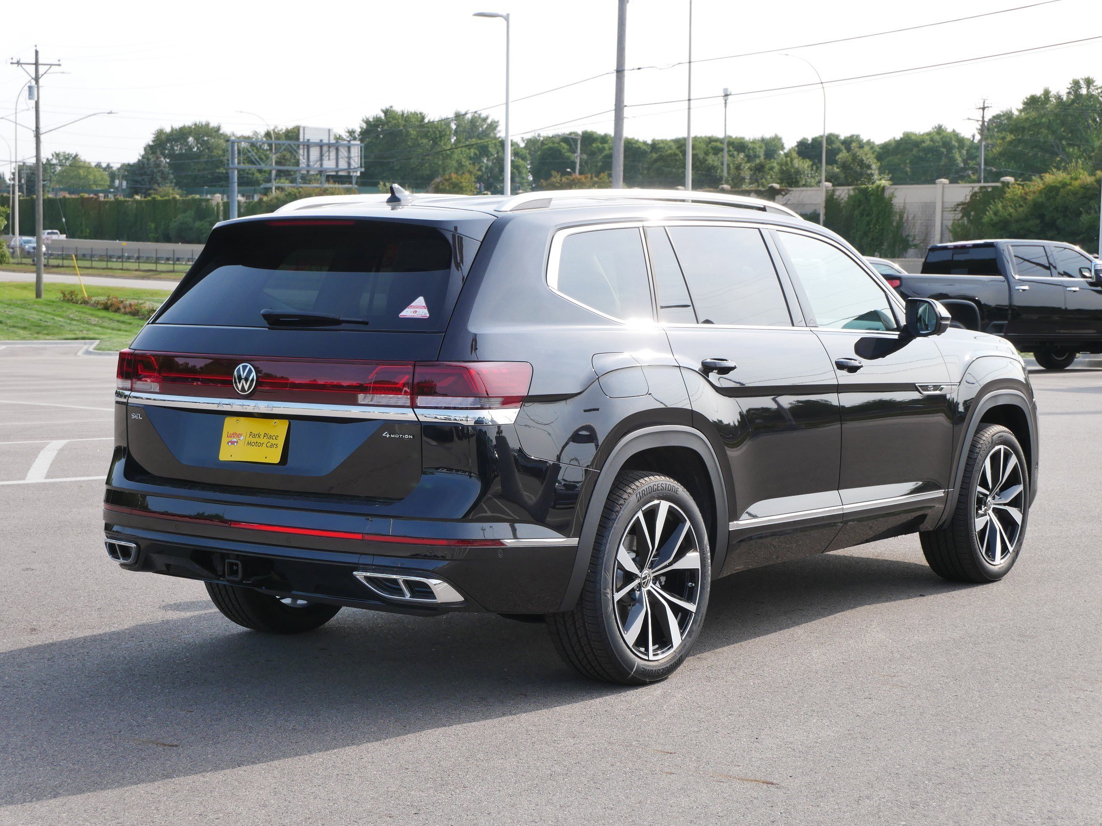 2025 Volkswagen Atlas SEL Premium R-Line photo 2