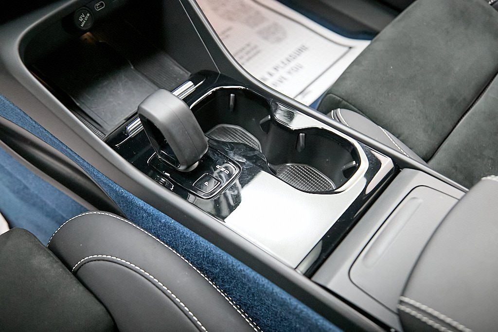 2023 VOLVO XC40 - Image 18