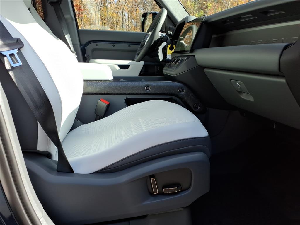 2026 Land Rover Defender 110 V8 photo 3