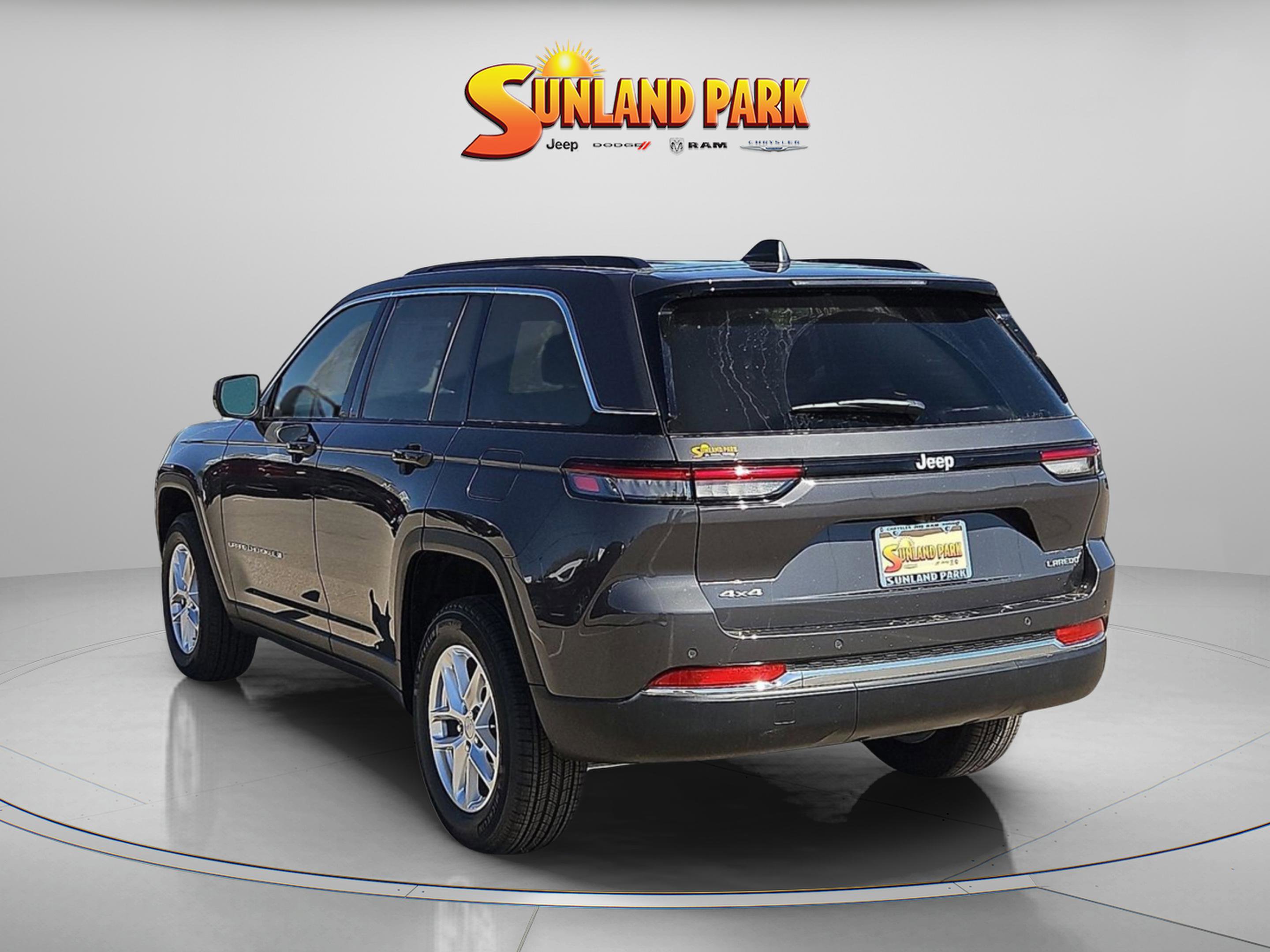 2025 Jeep Grand Cherokee Laredo photo 3