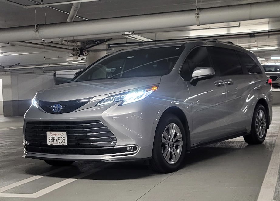 2025 Toyota Sienna Limited's photo