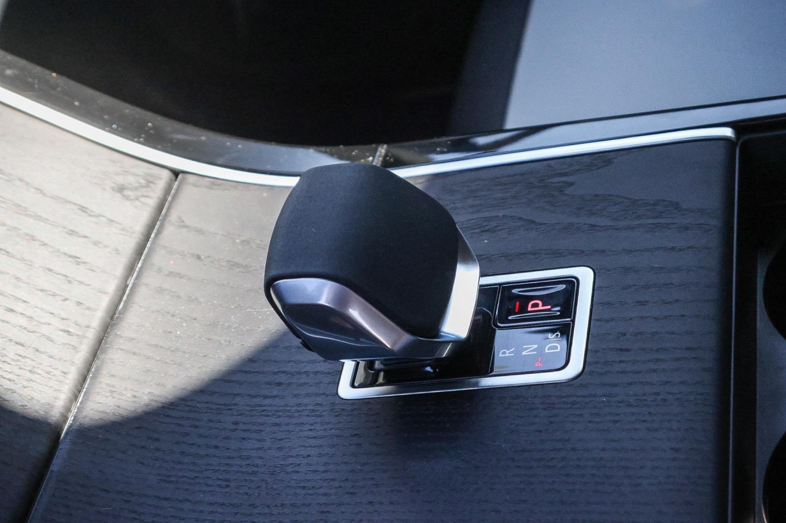 2026 Land Rover Range Rover Velar SE photo 18