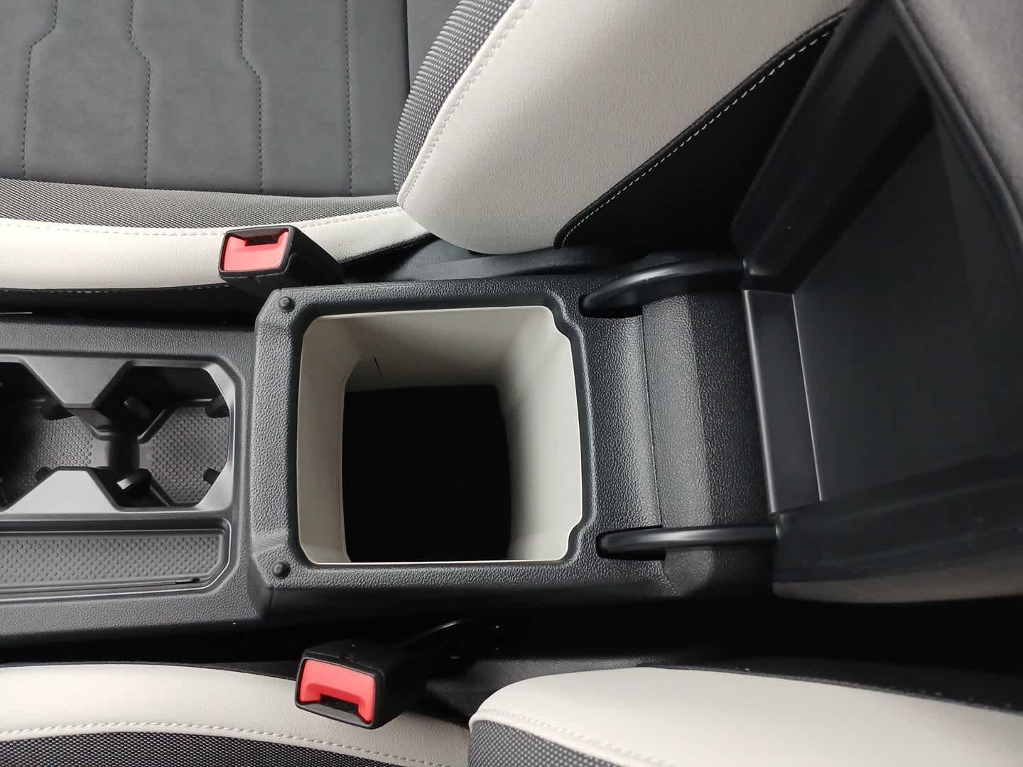 2025 Volkswagen Taos SE photo 16