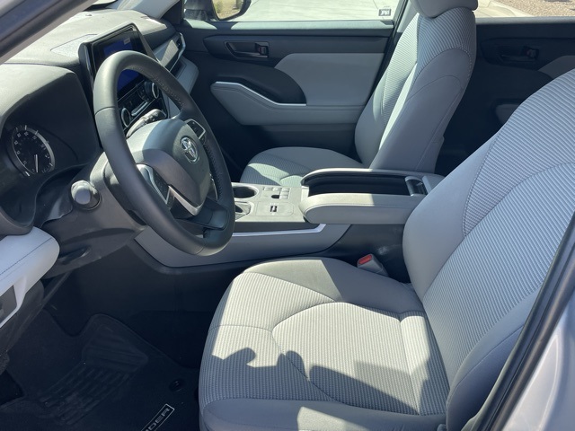 2023 Toyota Highlander LE photo 12