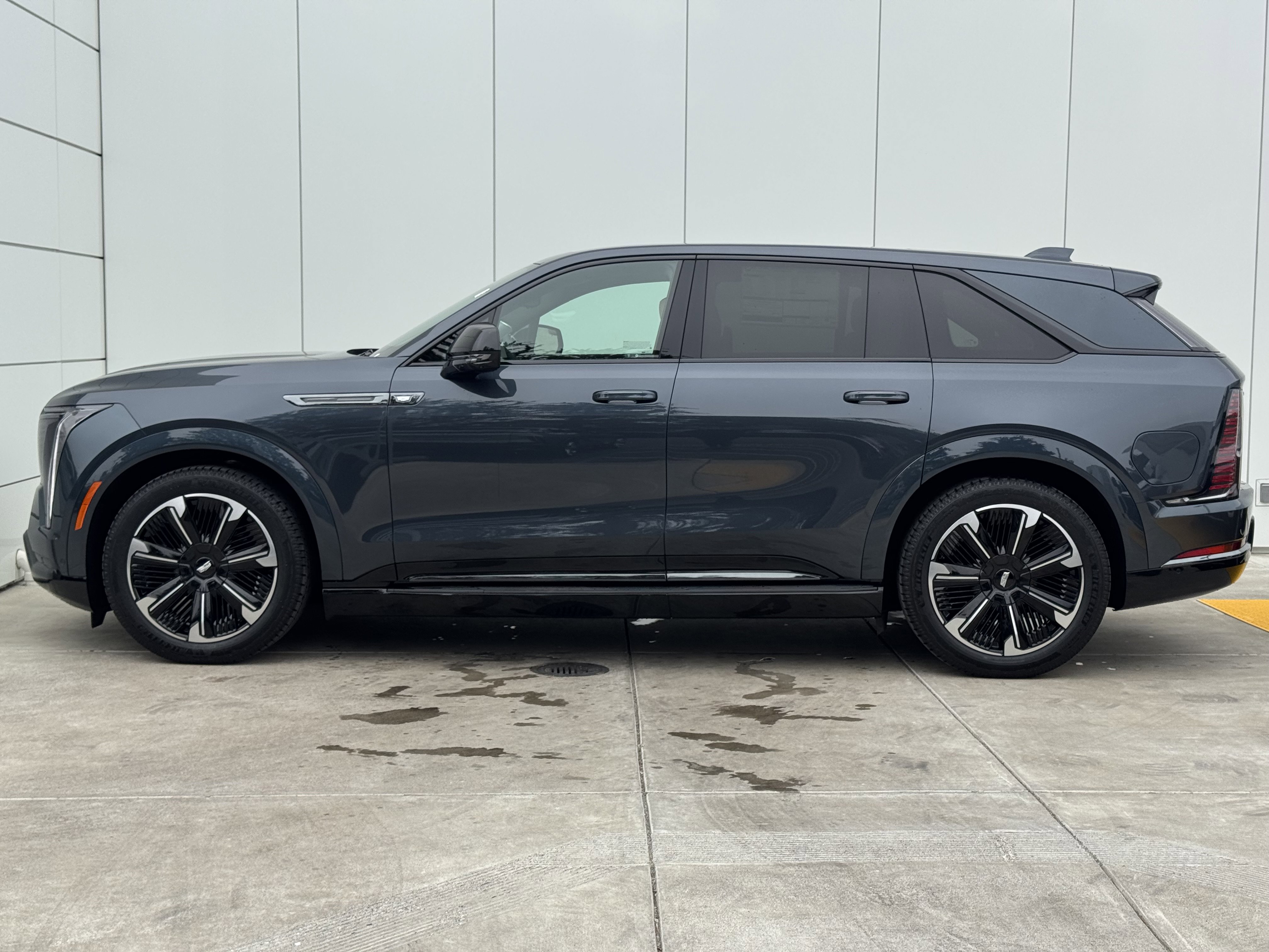 2025 Cadillac Escalade IQ Sport photo 2