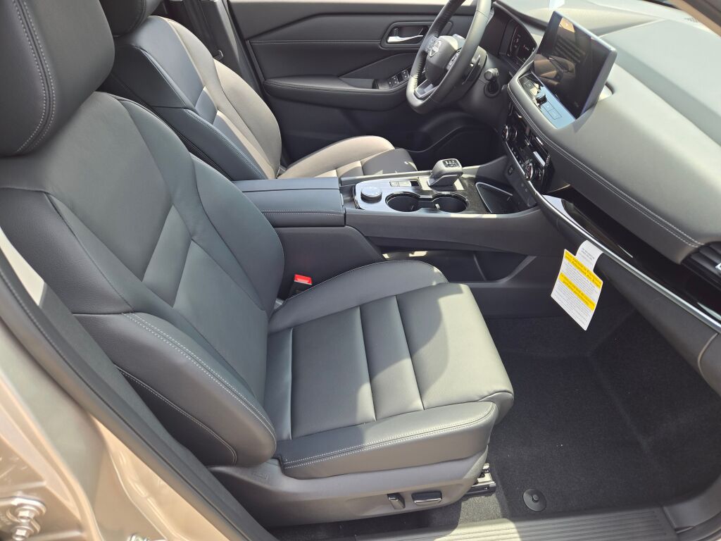 2025 Nissan Rogue SL photo 4