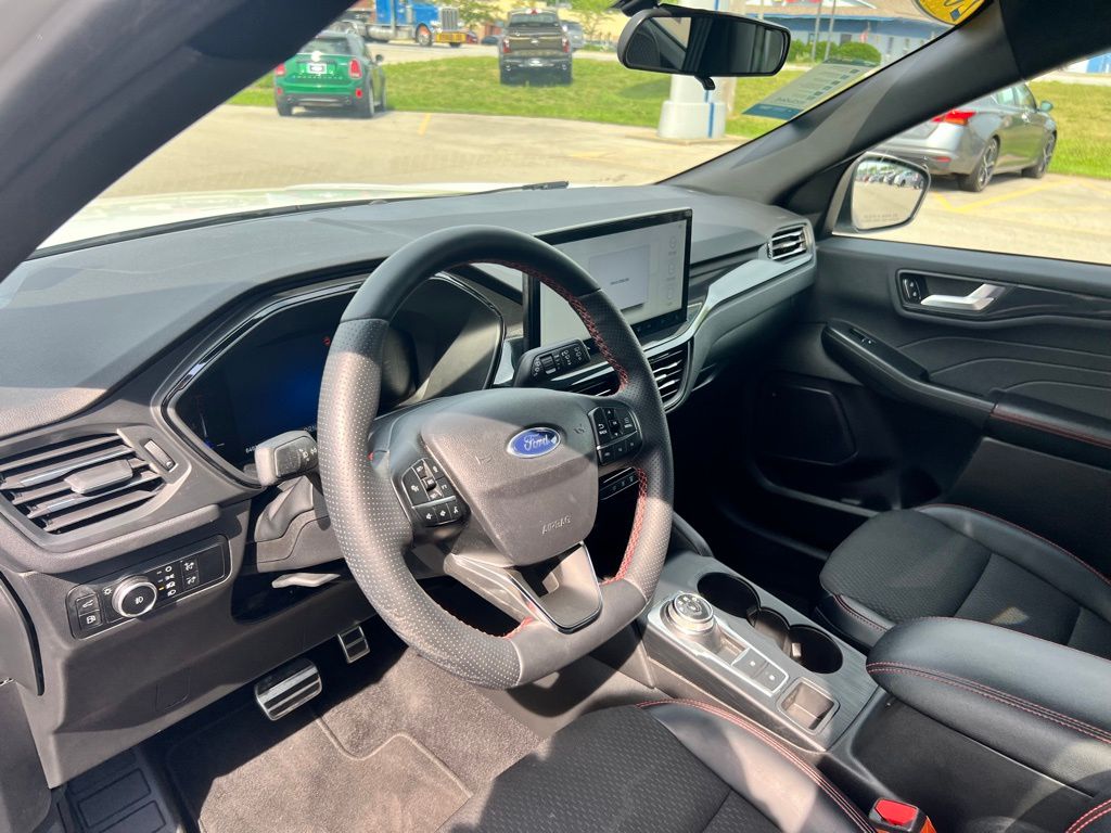2024 Ford Escape Hybrid ST-Line Select photo 2