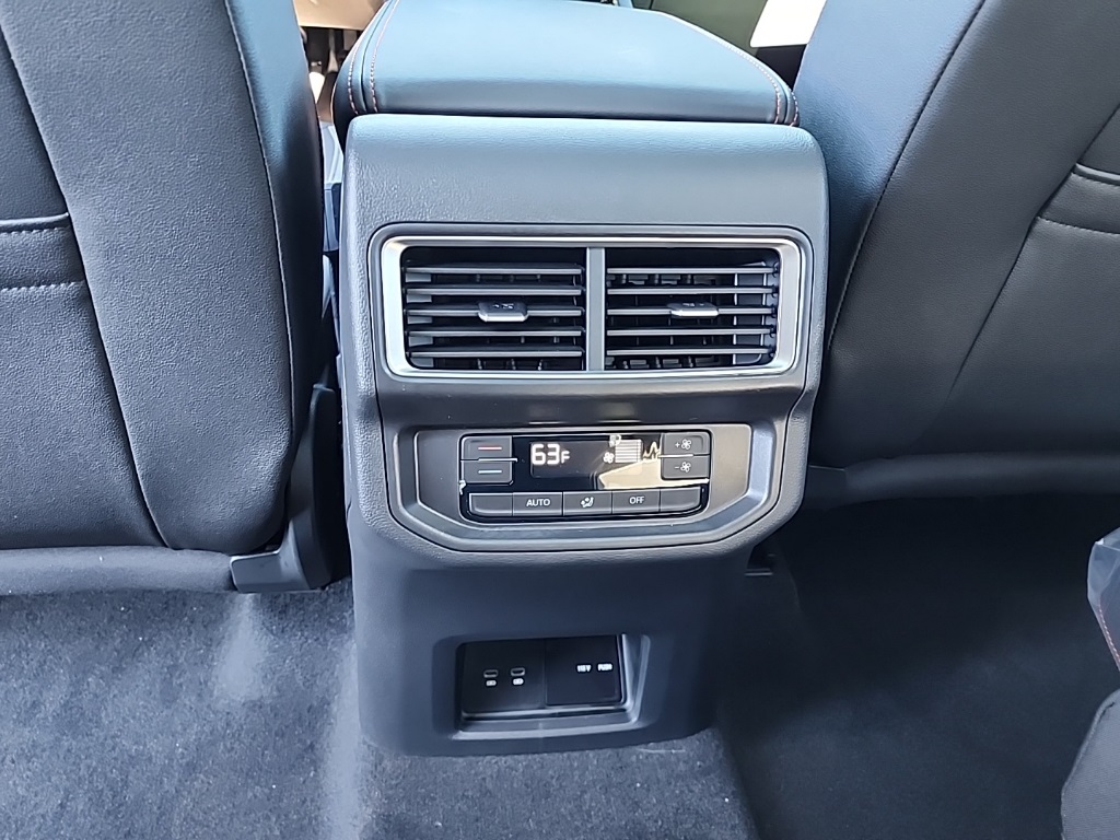 2025 Volkswagen Atlas Peak Edition SE photo 30