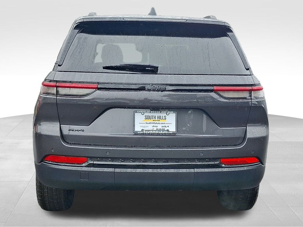 2025 Jeep Grand Cherokee Altitude photo 3