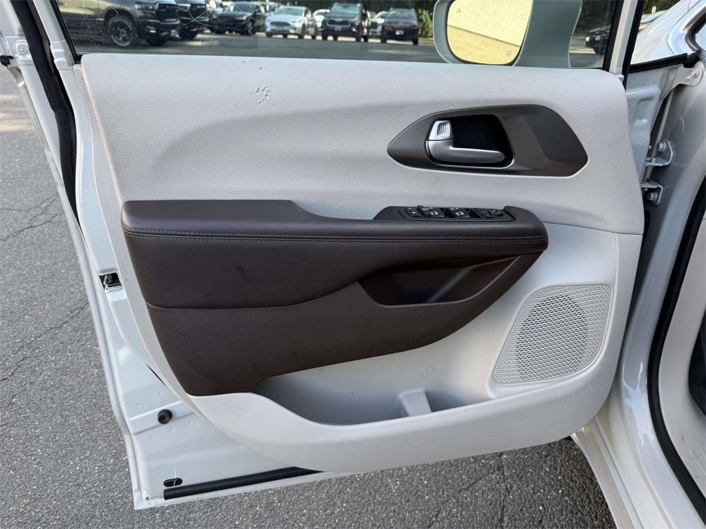 2017 Chrysler Pacifica Touring Plus photo 23