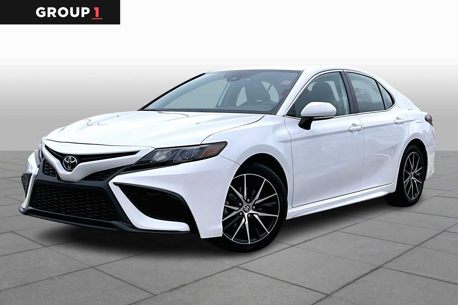 2024 Toyota Camry SE's photo