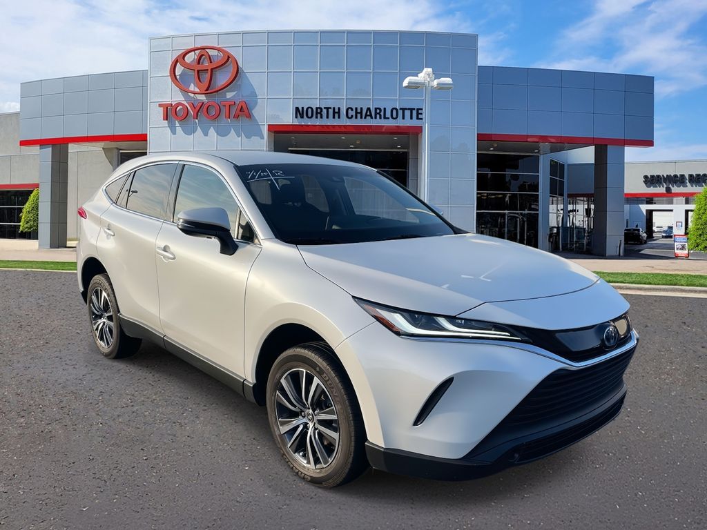 2024 Toyota Venza LE's photo