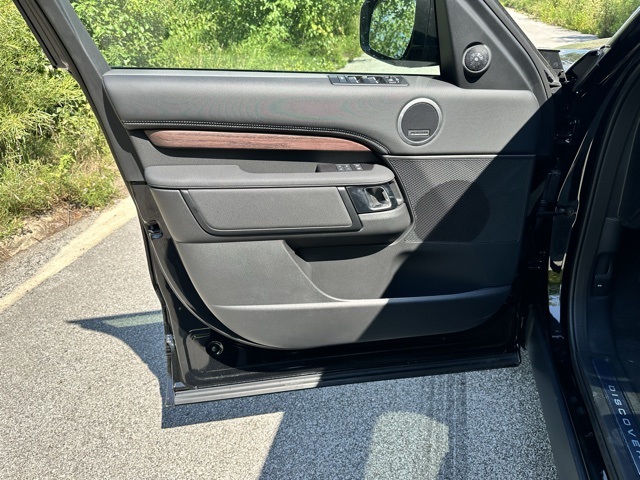 2025 Land Rover Discovery SE photo 9