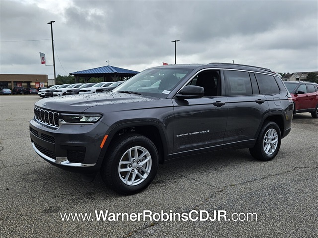 2025 Jeep Grand Cherokee Laredo photo 3