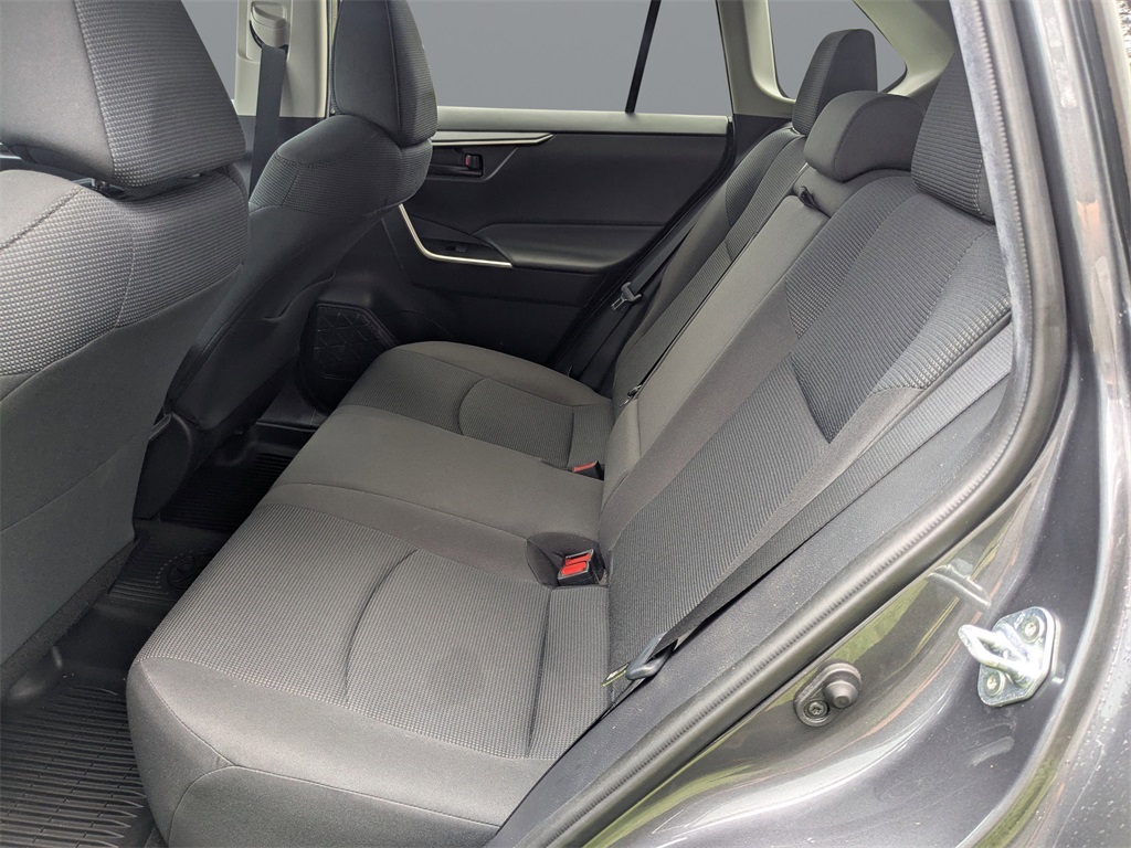 2021 Toyota RAV4 LE photo 12
