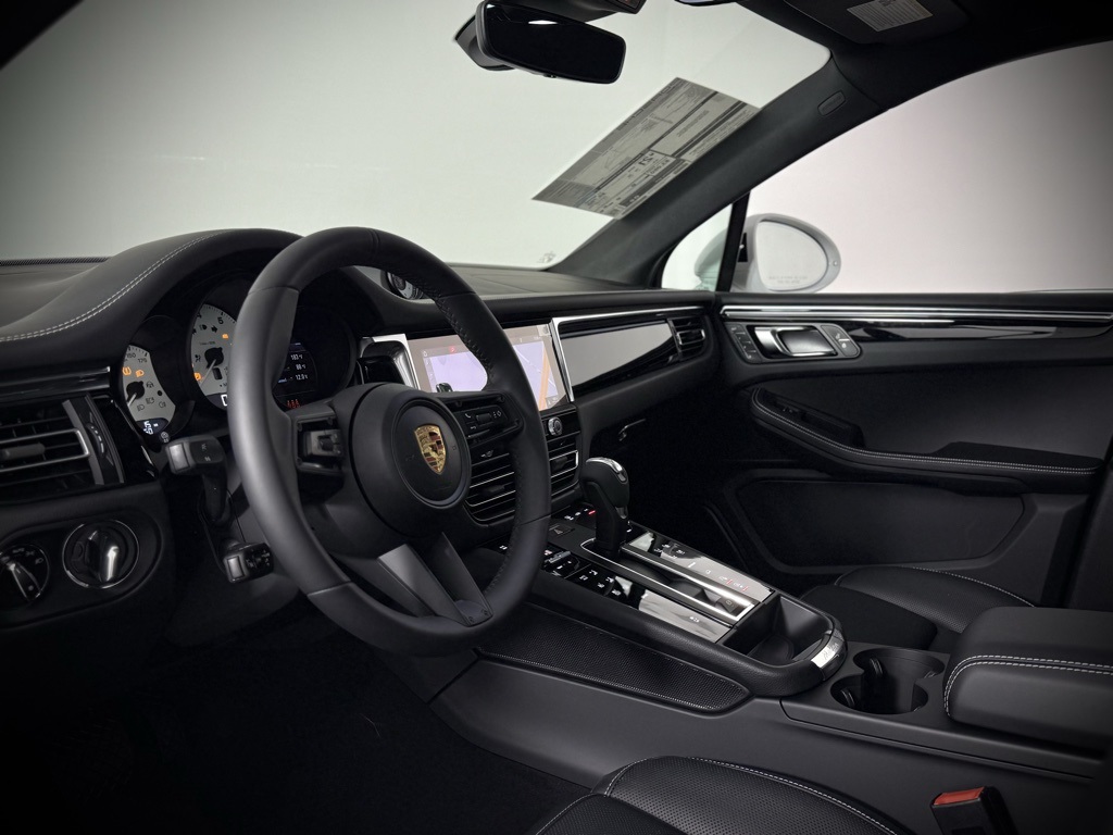 2025 Porsche Macan T photo 4