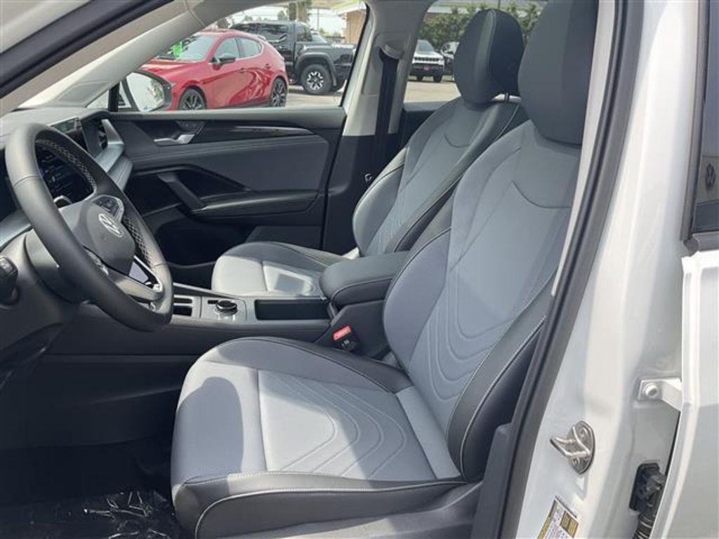 2025 Volkswagen Tiguan SE photo 2