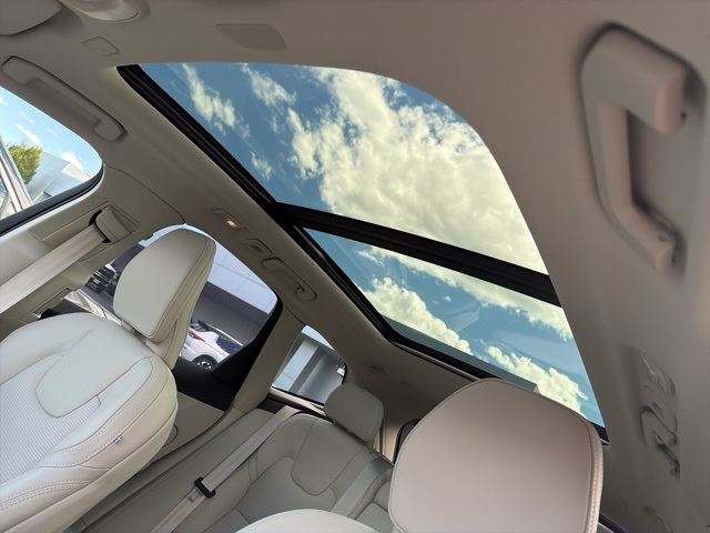 2025 Volvo XC60 B5 photo 11