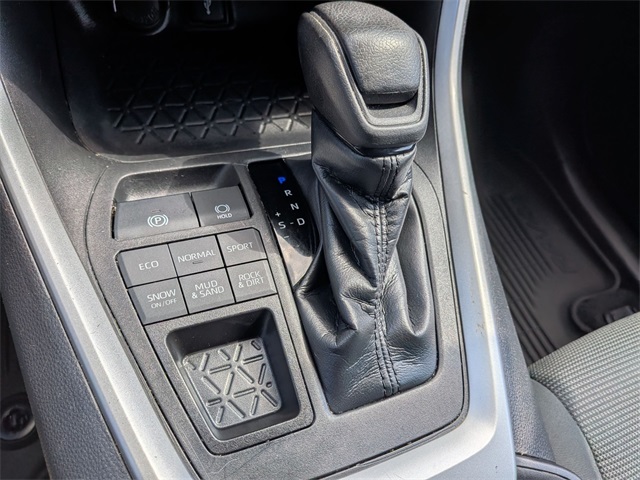 2021 Toyota RAV4 LE photo 6
