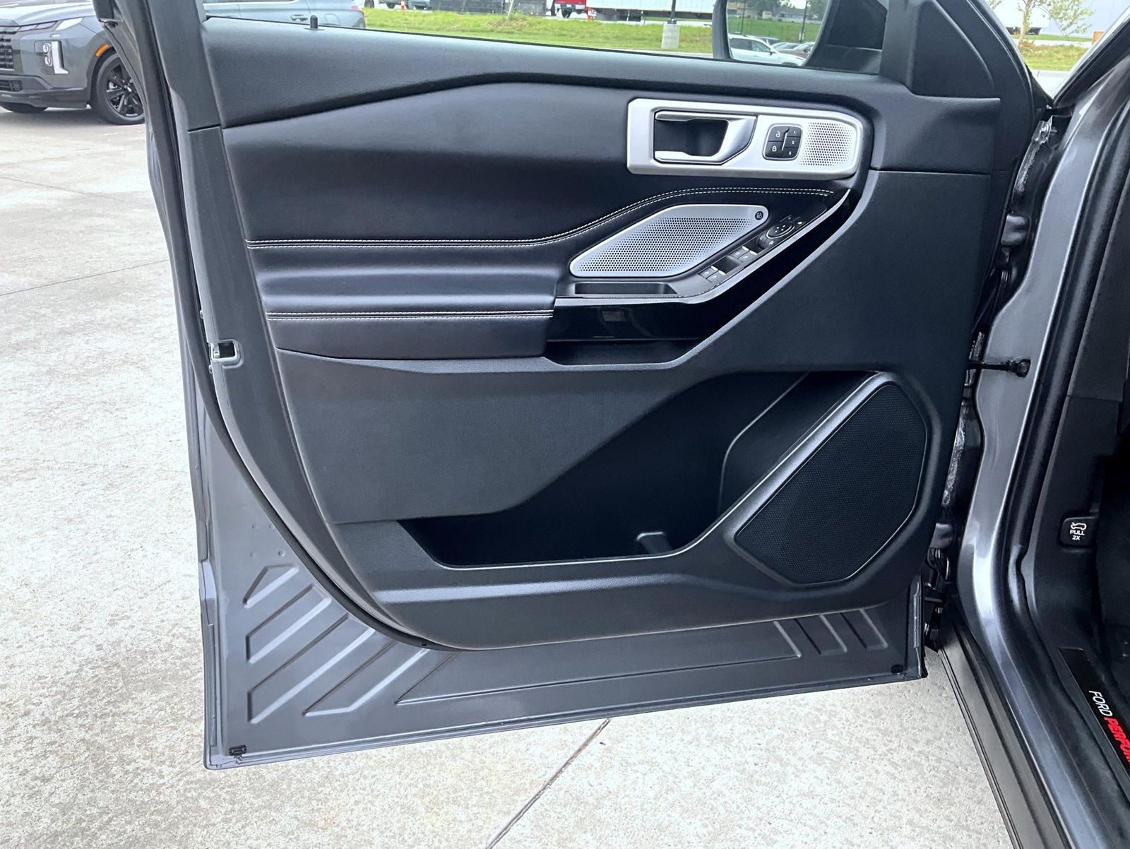 2021 Ford Explorer ST photo 4