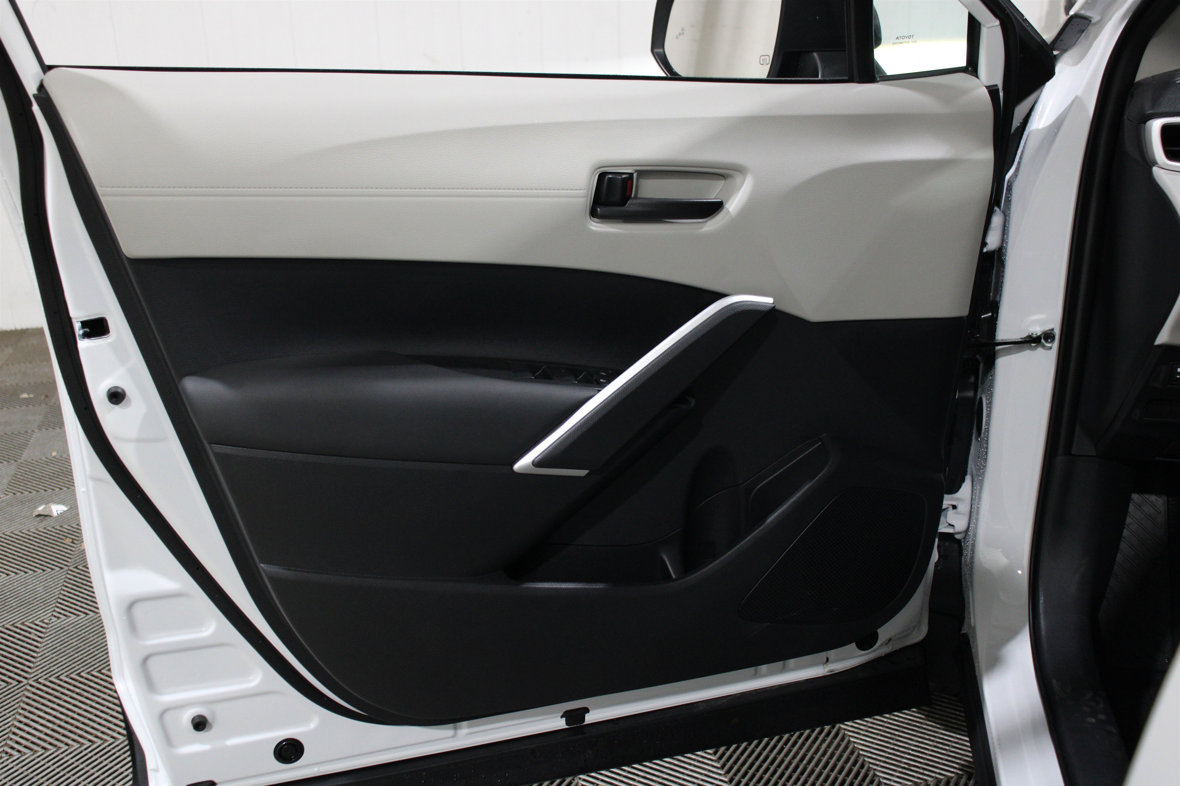 2026 Toyota Corolla Cross LE photo 2