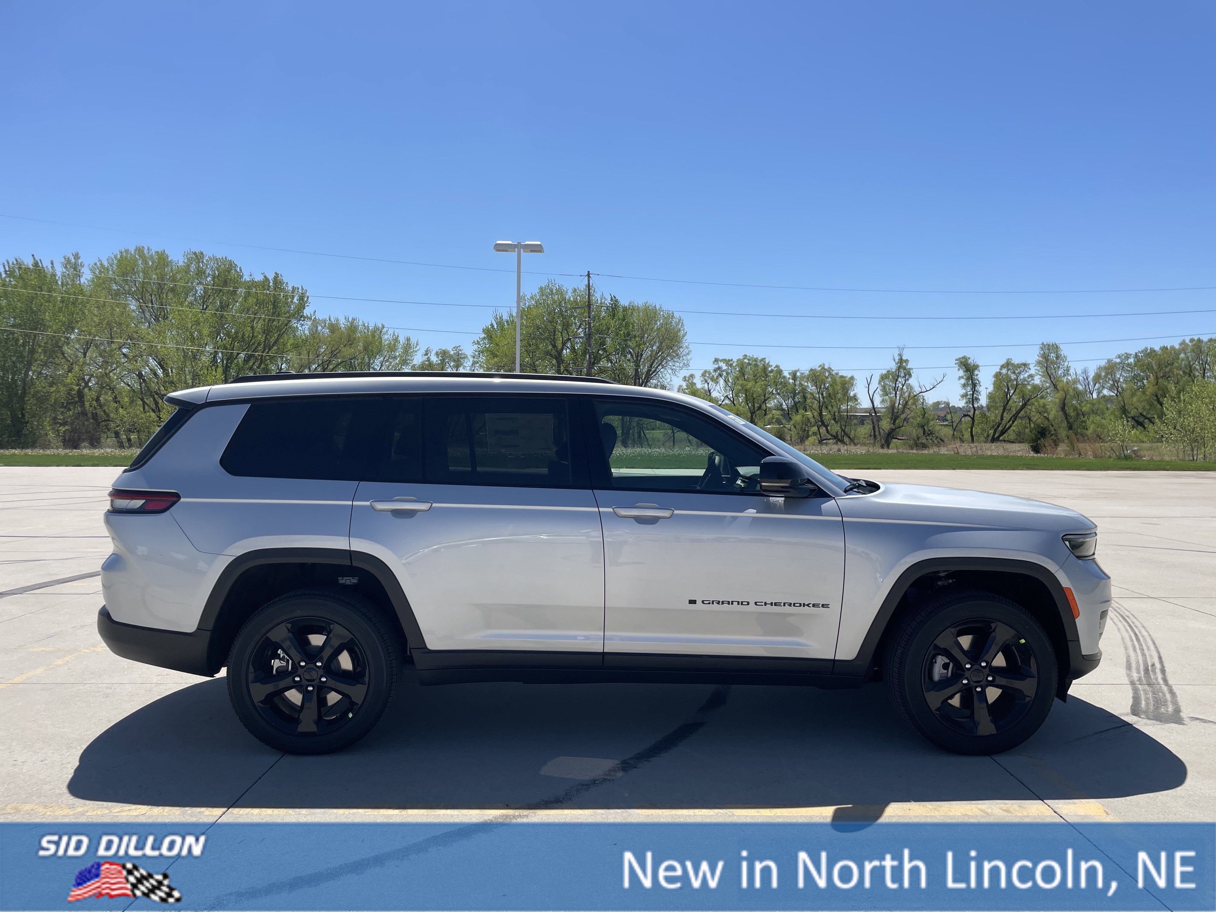 2025 Jeep Grand Cherokee Altitude X photo 2