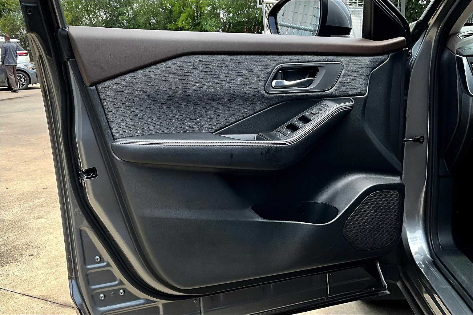 2023 Nissan Rogue SV photo 19
