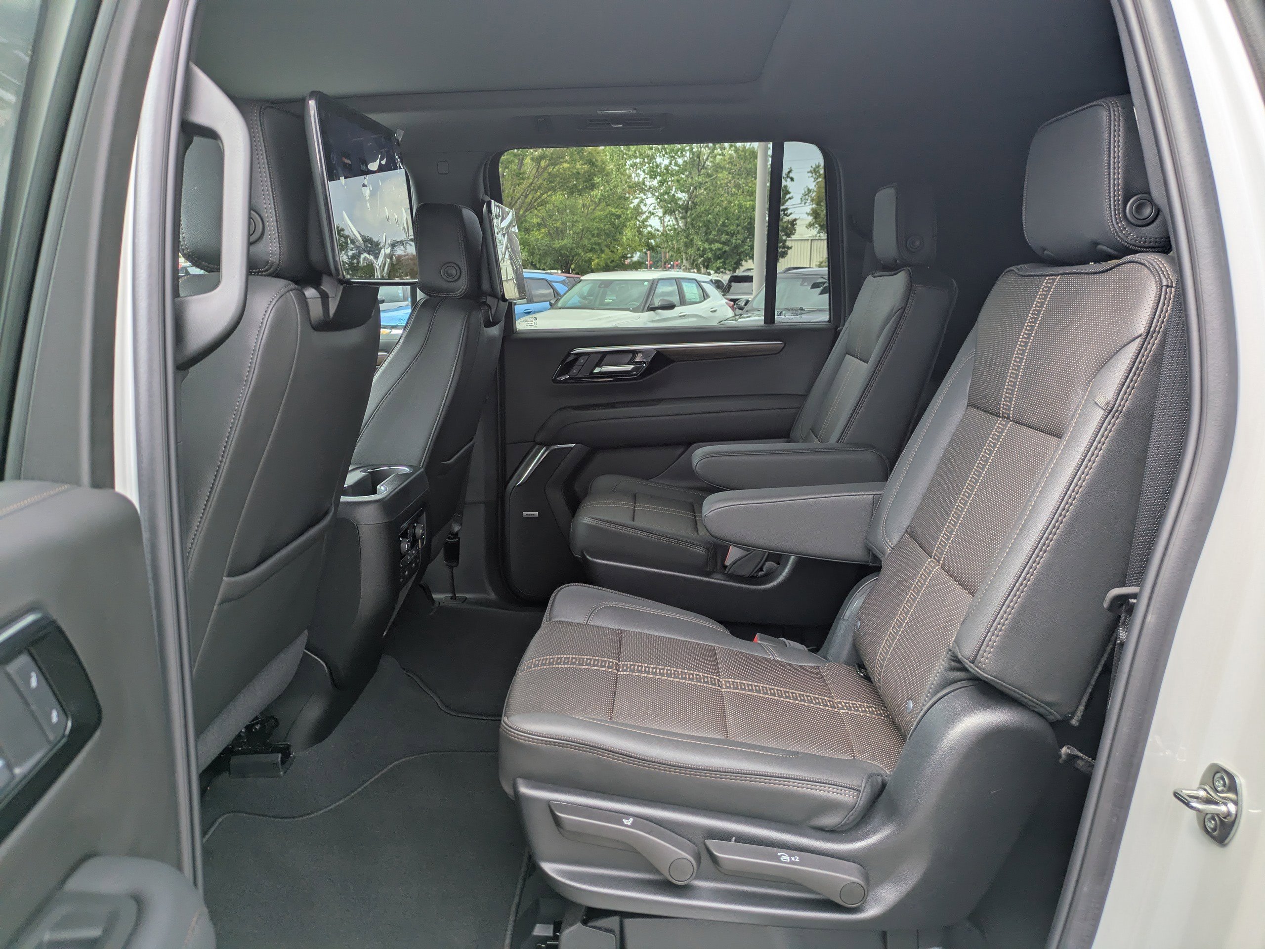2025 Chevrolet Suburban High Country photo 15