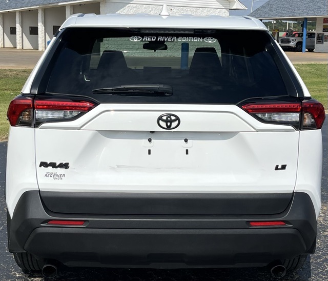 2022 Toyota RAV4 LE photo 2