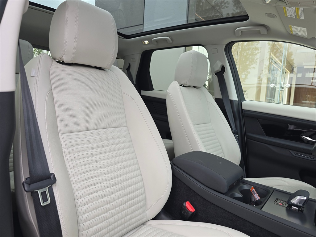 2024 Land Rover Discovery Sport S photo 30