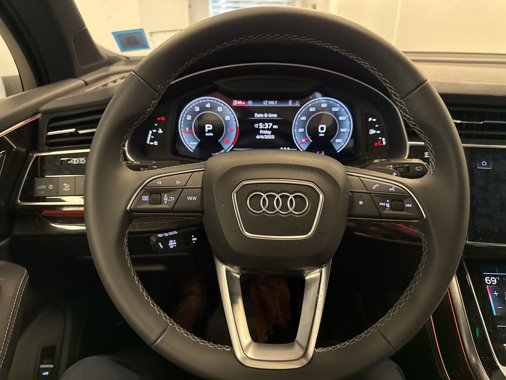 2025 Audi Q7 45 Premium Plus photo 21