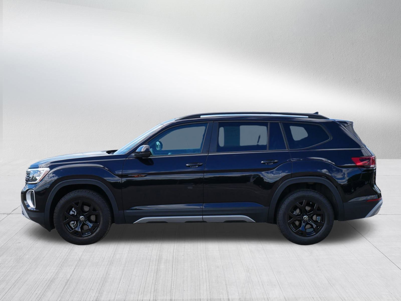2025 Volkswagen Atlas Peak Edition SEL photo 2