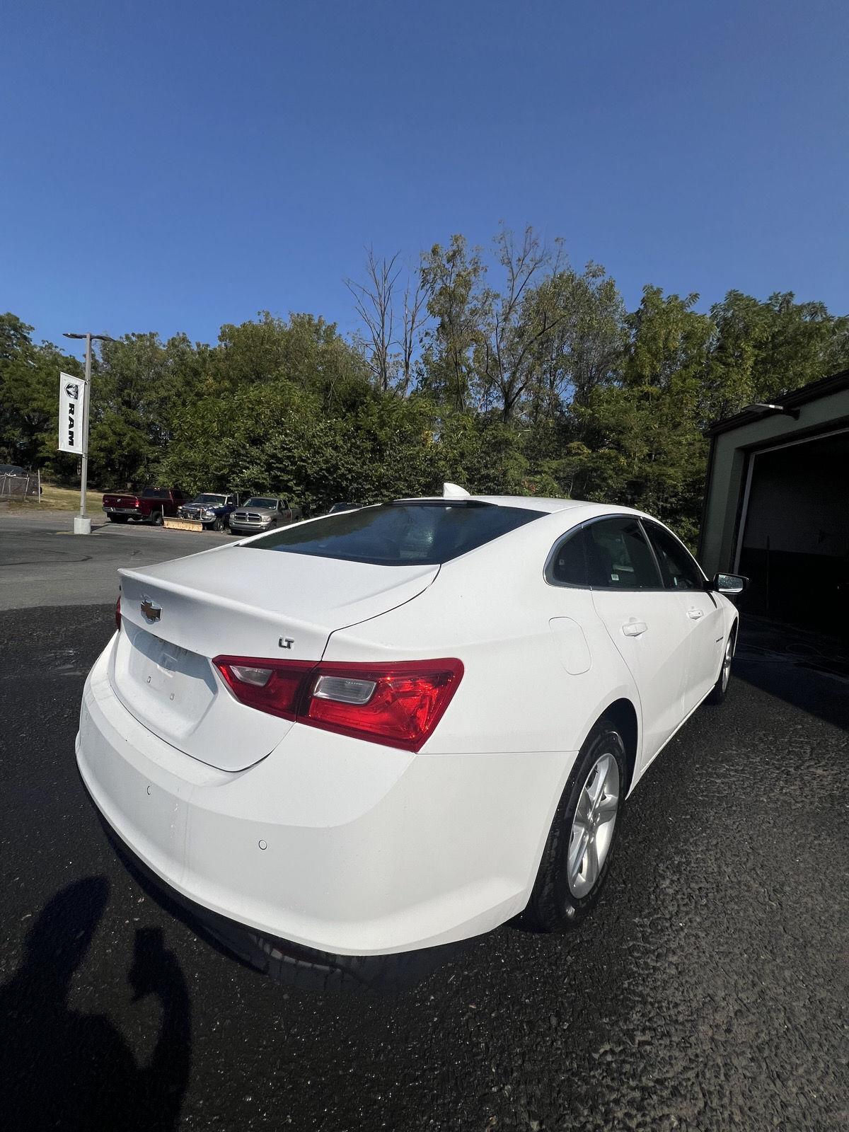 2024 Chevrolet Malibu 1LT photo 2