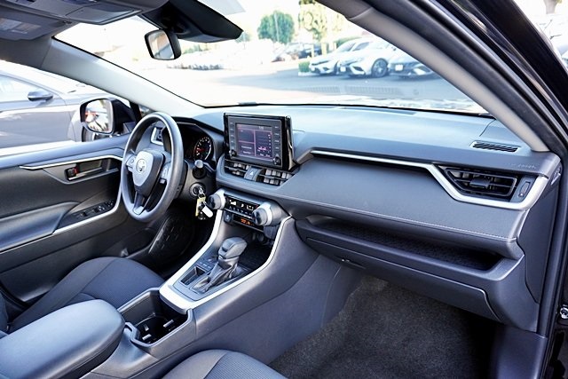 2022 Toyota RAV4 LE photo 10