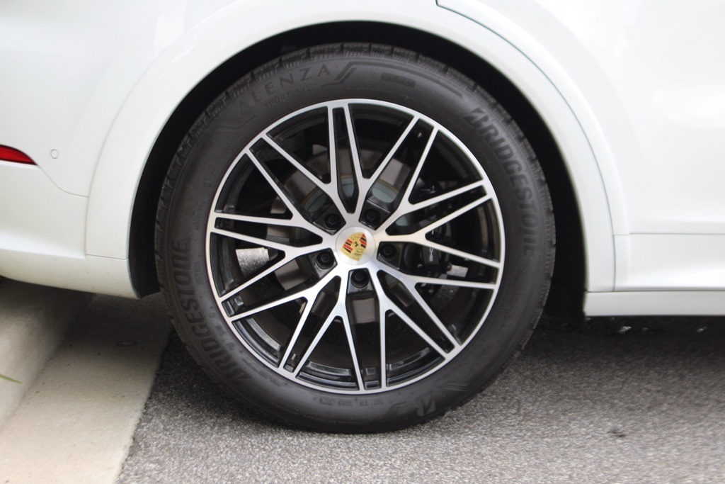 2024 Porsche Cayenne Coupe photo 16