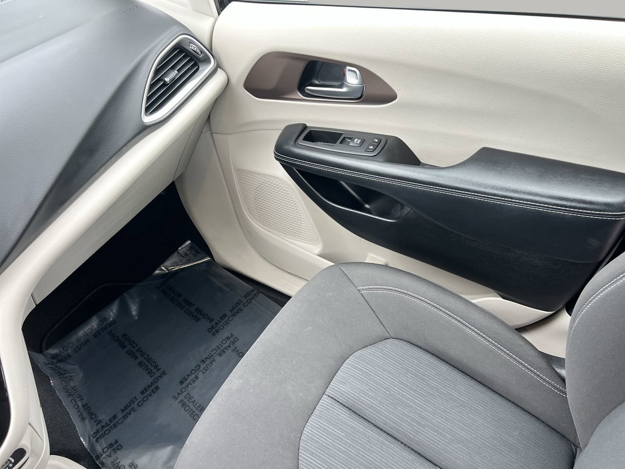 2022 Chrysler Voyager LX photo 15
