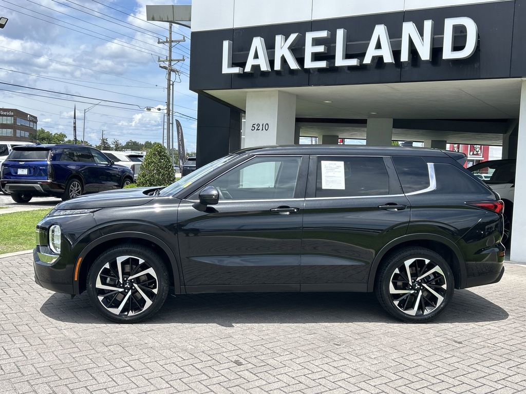 2022 Mitsubishi Outlander ES photo 3