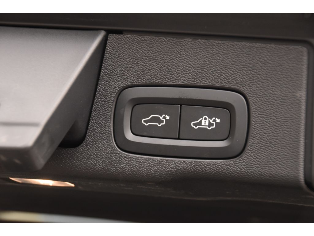 2023 Volvo XC60 B5 Plus photo 23