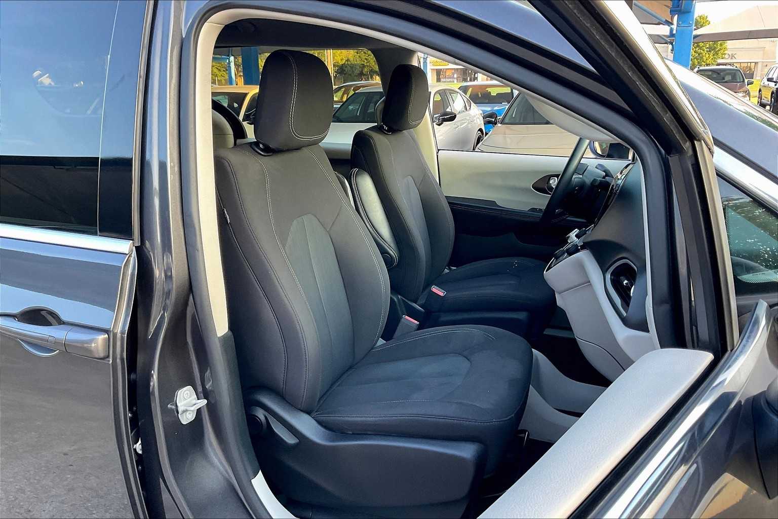 2022 Chrysler Voyager LX photo 8