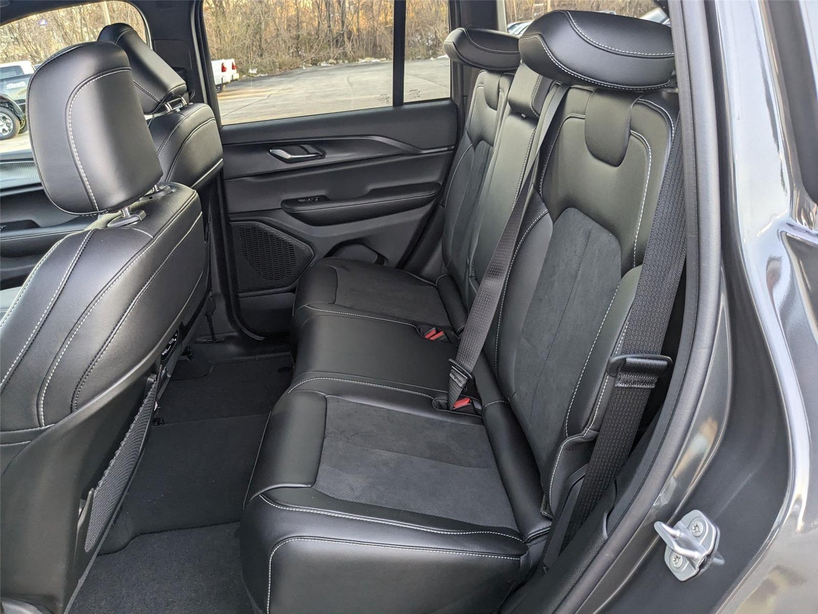 2025 Jeep Grand Cherokee Laredo Altitude photo 15