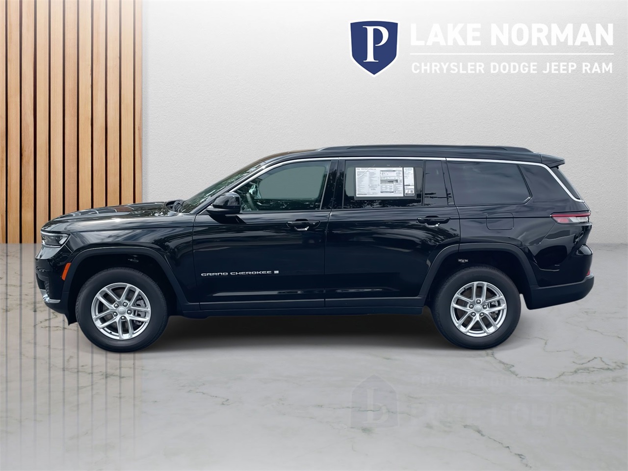 2025 Jeep Grand Cherokee Laredo photo 5