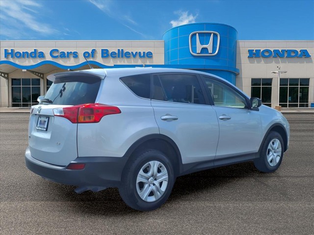 2015 Toyota RAV4 LE photo 2
