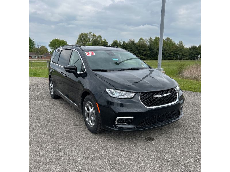 2023 Chrysler Pacifica Limited photo 2