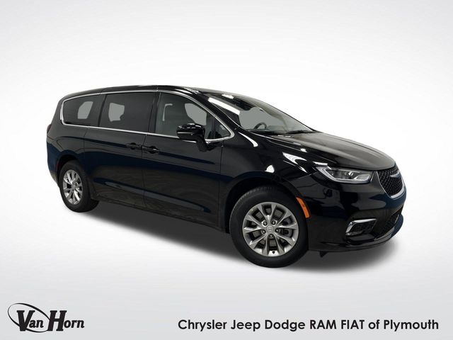 2026 Chrysler Pacifica Select's photo